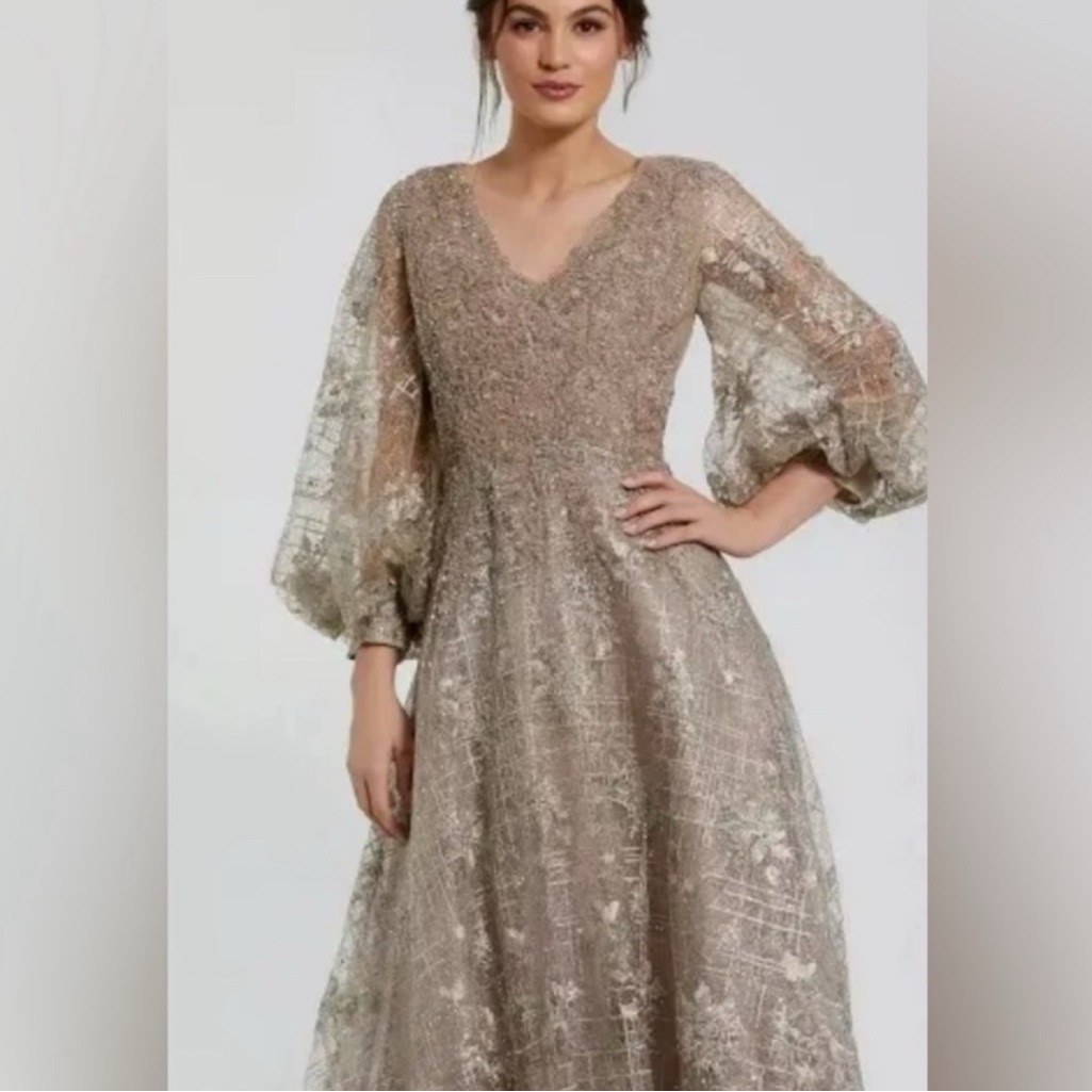Nwt Retails For $798 / Chic Lace Long Sleeve Dress In Mocha Color